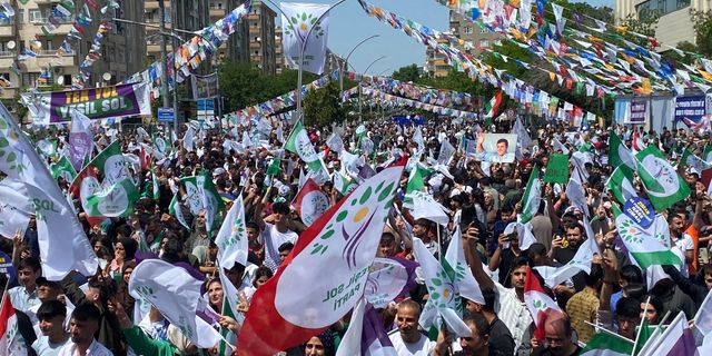 Diyarbakır’da binlerce kişi YSP mitingine akın ediyor