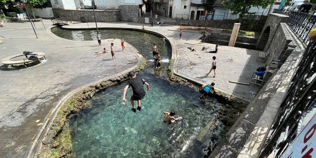 Diyarbakır’da çocuklar Anzele’de yüzme sezonunu açtı