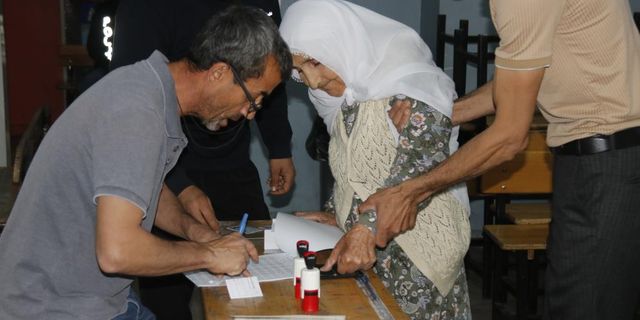 Diyarbakır'da Cumhurbaşkanlığı 2. tur seçimi için oy kullanma işlemi başladı