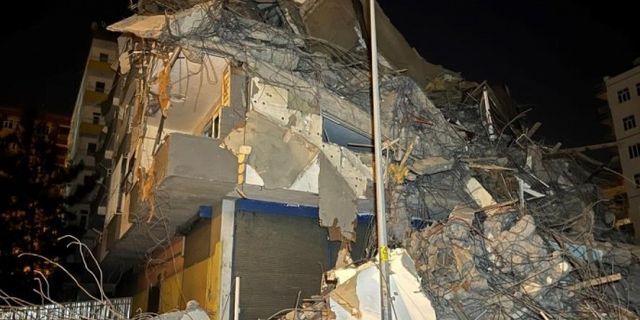 Diyarbakır'da ağır hasarlı bina çöktü(videolu)