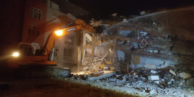 Hatay'da gece saatlerinde ağır hasarlı bina çöktü
