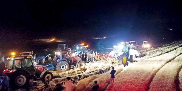 Depremzede çiftçilerin ekili alanı alev alev yandı