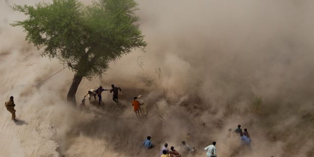 Pakistan’ı fırtına vurdu: 19 ölü