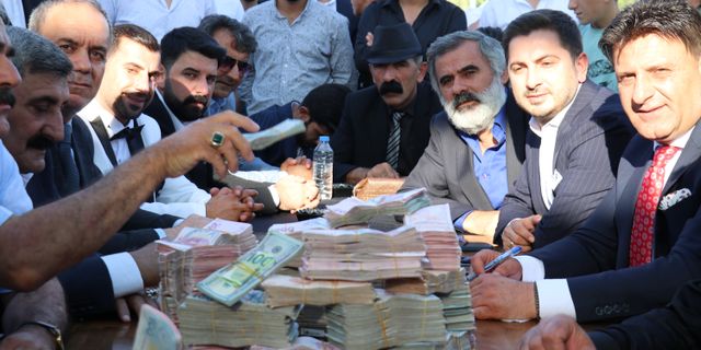 Van'daki aşiret düğününde takı merasimi dudak uçuklattı