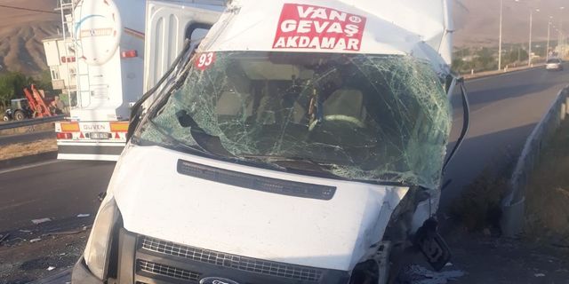 Minibüs elektrik direğine çarptı: 1 yaralı