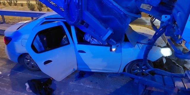 Otomobil asfalt makinesine arkadan çarptı: 1 ölü, 4 yaralı