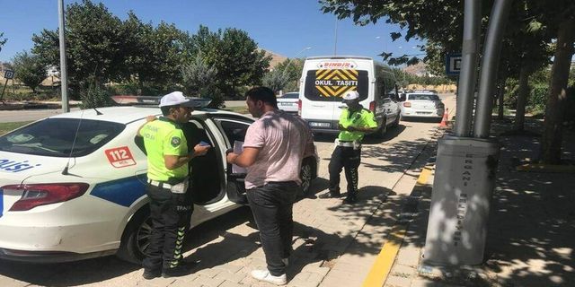 Ergani'de polis ekipleri servis şoförlerini denetledi