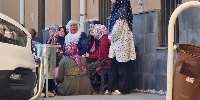 11 aylık bebek babasının kullandığı otomobilin altında can verdi