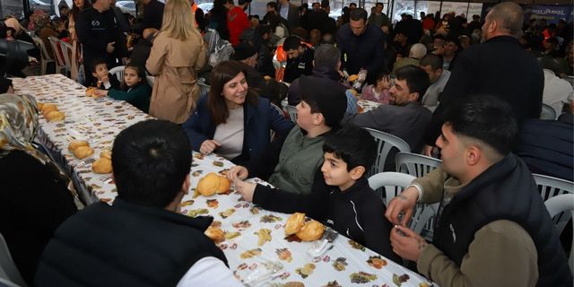 Diyarbakır'da Eş Başkanlar, iftar çadırında halkla buluştu