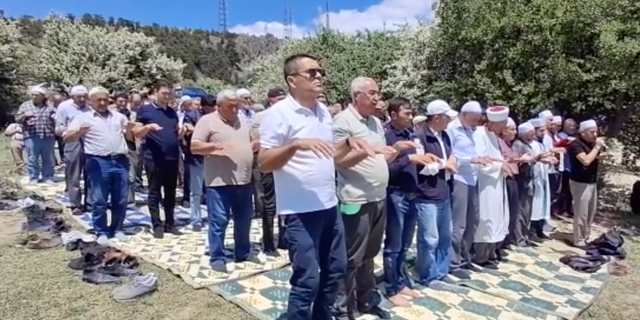 Mahalleliler yağmur duasına çıktı
