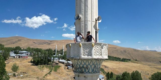 Şebeke çekmeyince minareye çıkıyorlar