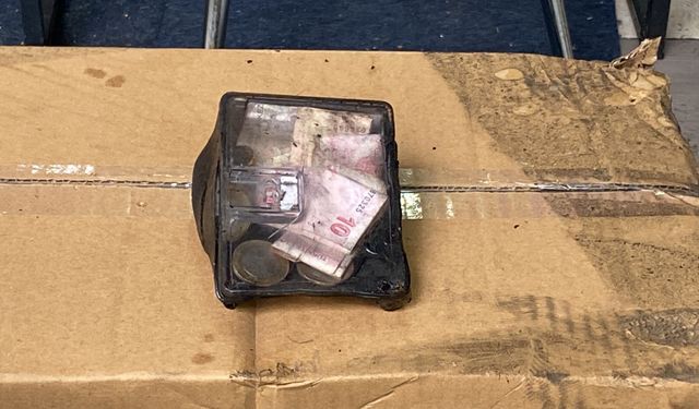 Küle dönen dükkanda sadaka kutusundaki paralara birşey olmadı