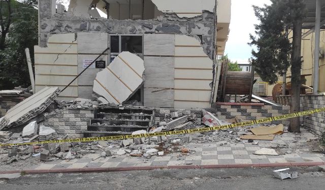 Ağır hasarlı binanın sökülen asansörünün altında kaldı