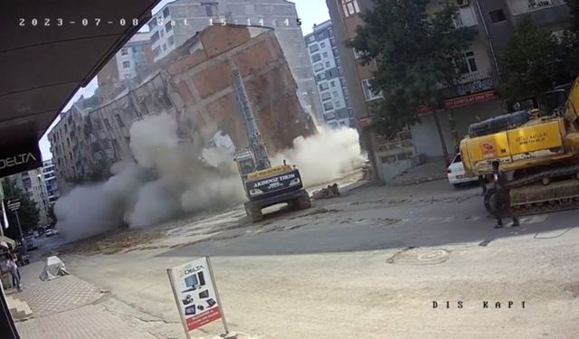 Ağır hasarlı bina tek dokunuşla yerle bir oldu