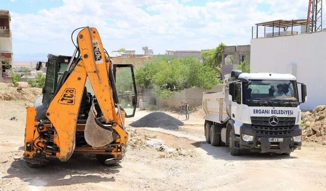 Ergani Belediyesi, yol onarım çalışmalarına devam ediyor