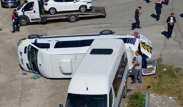 Samsun'da işçi servisi minibüsü kaza yaptı: 19 yaralı