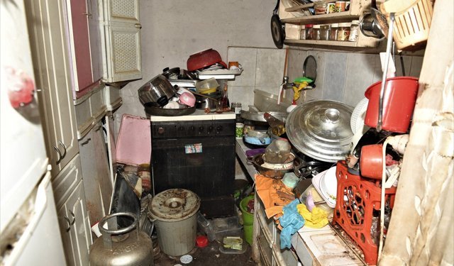 Çöp evden 2 kamyon eşya çıktı