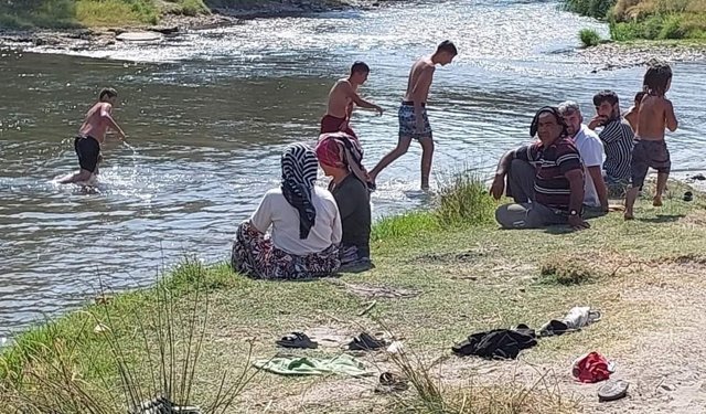 Sıcaktan bunalan köy sakinlerine plaj yaptırdı