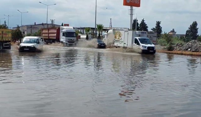 Hatay’da yağış sonrası yollar göle döndü