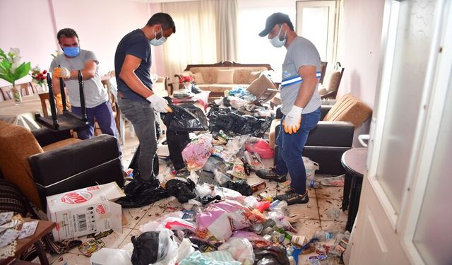 Adana'da bir evden 20 ton çöp çıktı