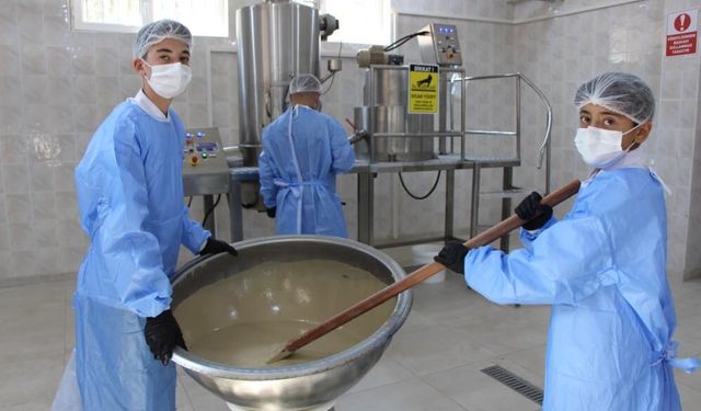 Liseli öğrencilerden tahin helvası üretimi