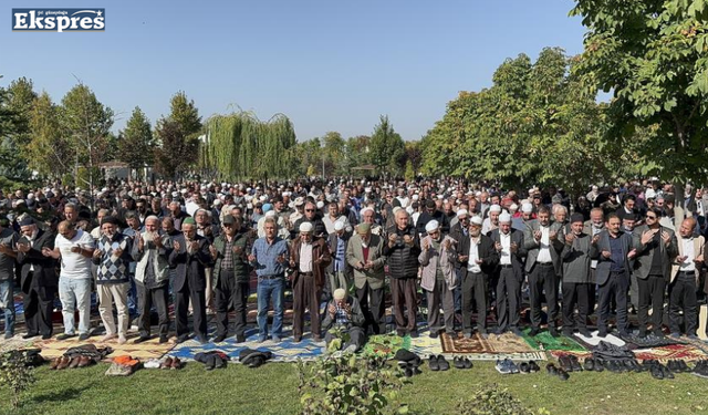 Filistin için bin 500 kişi gıyabi cenaze namazı kıldı