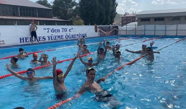 Solhan'da 300'ün üzerinde çocuk yüzme öğrendi