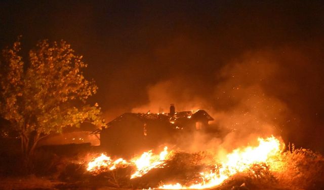 Anız yangınında 2 katlı ev yandı