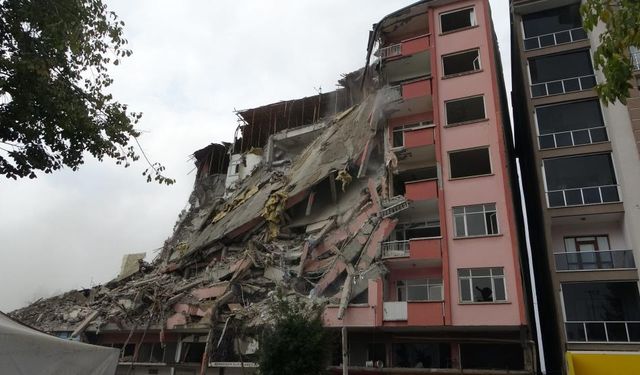 Ağır hasarlı binaların yıkımına hız verildi