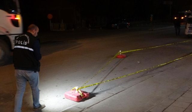 Yol kenarında beklerken sırtında vuruldu