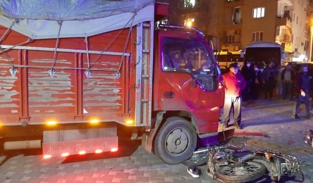 Kamyonet ile motosiklet kafa kafaya çapıştı: 1 ölü, 1 yaralı