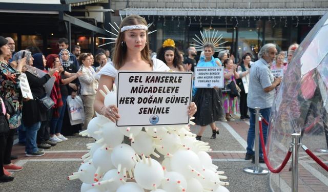  Meme kanserine dikkat çekmek için 'kanserojen' kostümlü defile