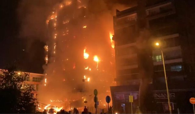 Bursa'da 10 katlı iş merkezi alev alev yandı
