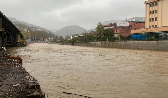 Yağmur Zonguldak'ı vurdu; Okullar tatil, cezaevi boşaltılıyor