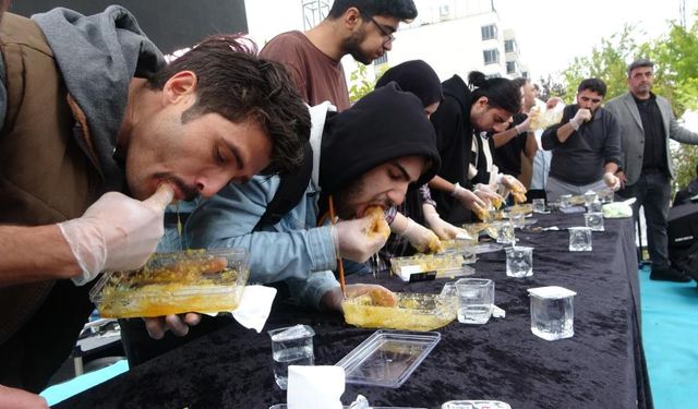 Bingöl'de 2,5 dakikada 750 gram balı yemek için yarıştılar