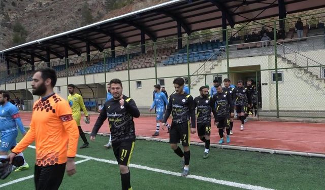 Kendi takımını kuran mahalleli yeşil sahalarda