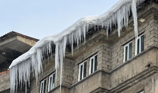 Yüksekova’da Sibirya soğukları