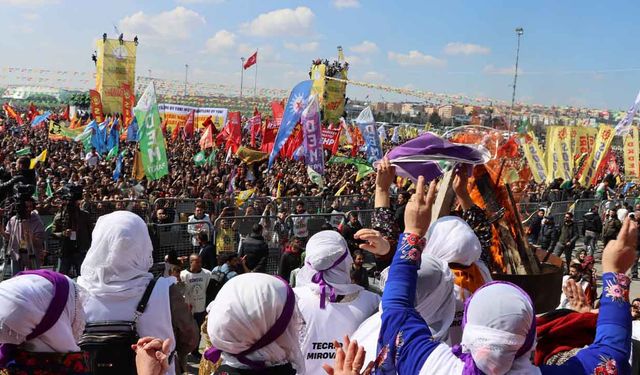 İstanbul’da Newroz ateşi yakıldı, yüzbinler katıldı