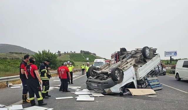 Lastiği patlayan kamyonet devrildi, sürücü öldü
