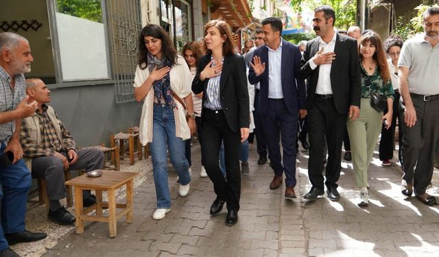 Diyarbakır’da eş başkanlardan esnafı ziyareti