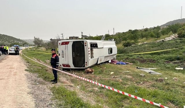 Yolcu taşıyan midibüs devrildi: 1 ölü, 7 yaralı