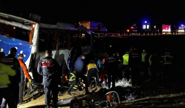 Niğde’de otobüs devrildi: 2 ölü, 40 yaralı