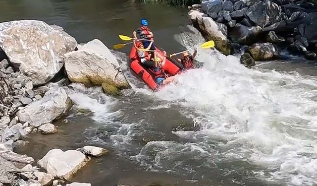 Dağcılardan nefes kesen rafting