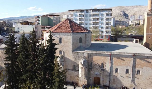 Selahaddin-i Eyyubi Diyarbakır'da ilk hangi Camide namaz kıldı?