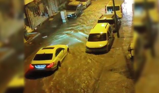 İstanbul’da sağanak yağış, yollar dereye döndü