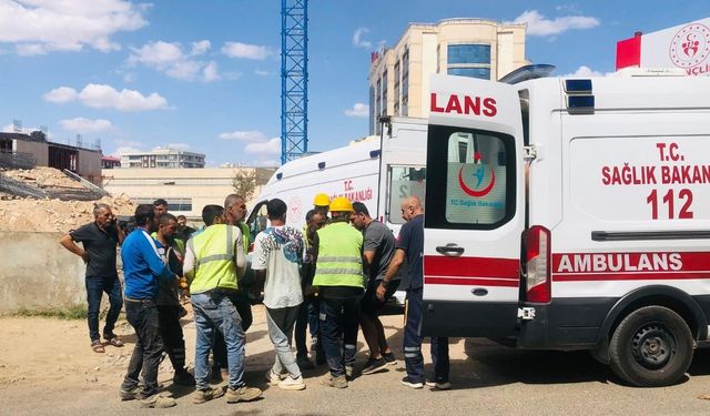 Siirt’e arkadaşını kurtarmak isterken vinçten düştü; 2 yaralı