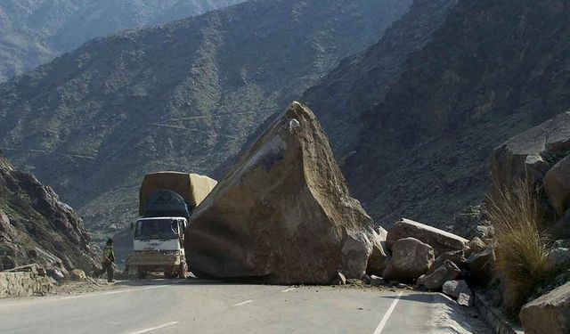 Malatya’daki depremde kaya parçaları koptu