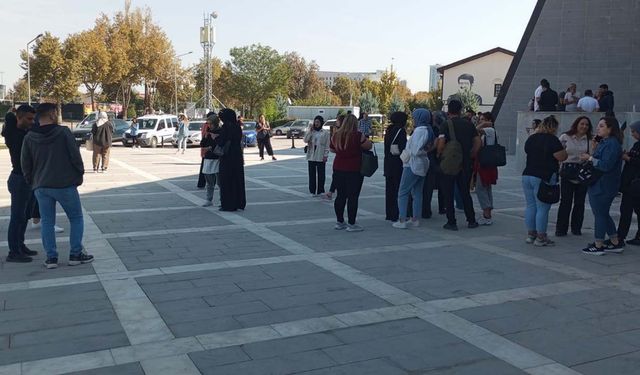 Malatya’da deprem paniği, halk sokakta