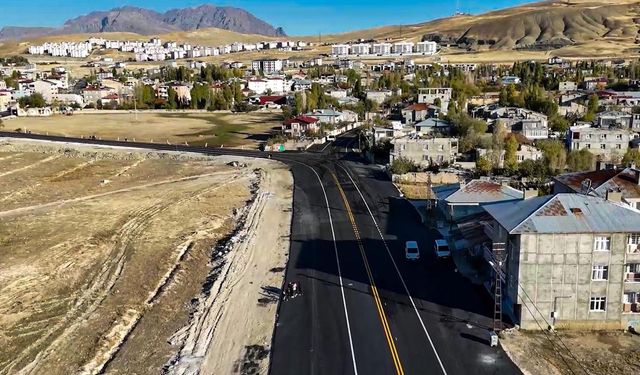 Van’ın o caddesi 11 yıl sonra ilk kez asfalta kavuştu