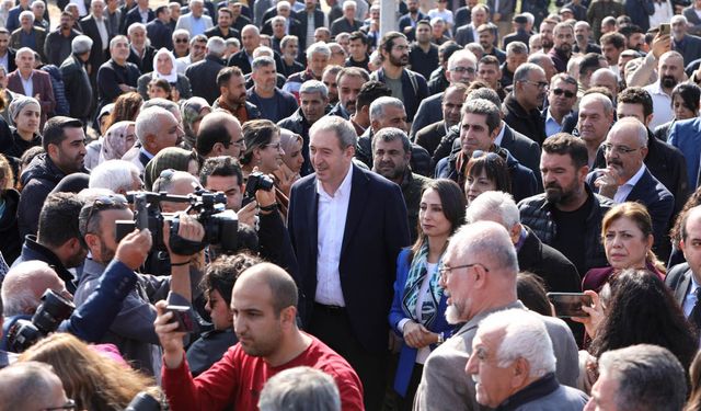 DEM GRUBU MARDİN’DE TOPLANDI: BİR ELİNİZDE KAYYIM BİR ELİNİZDE ZULÜM VAR